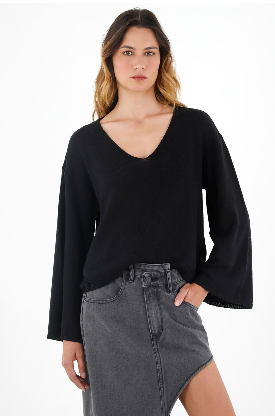 Buzo con cuello en V negro para mujer