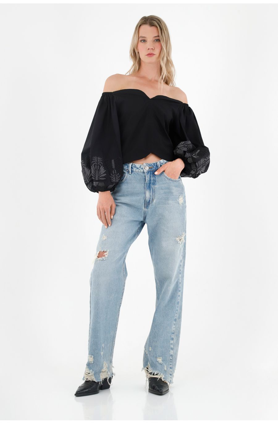 Camisa negra con bordados decorativos para mujer