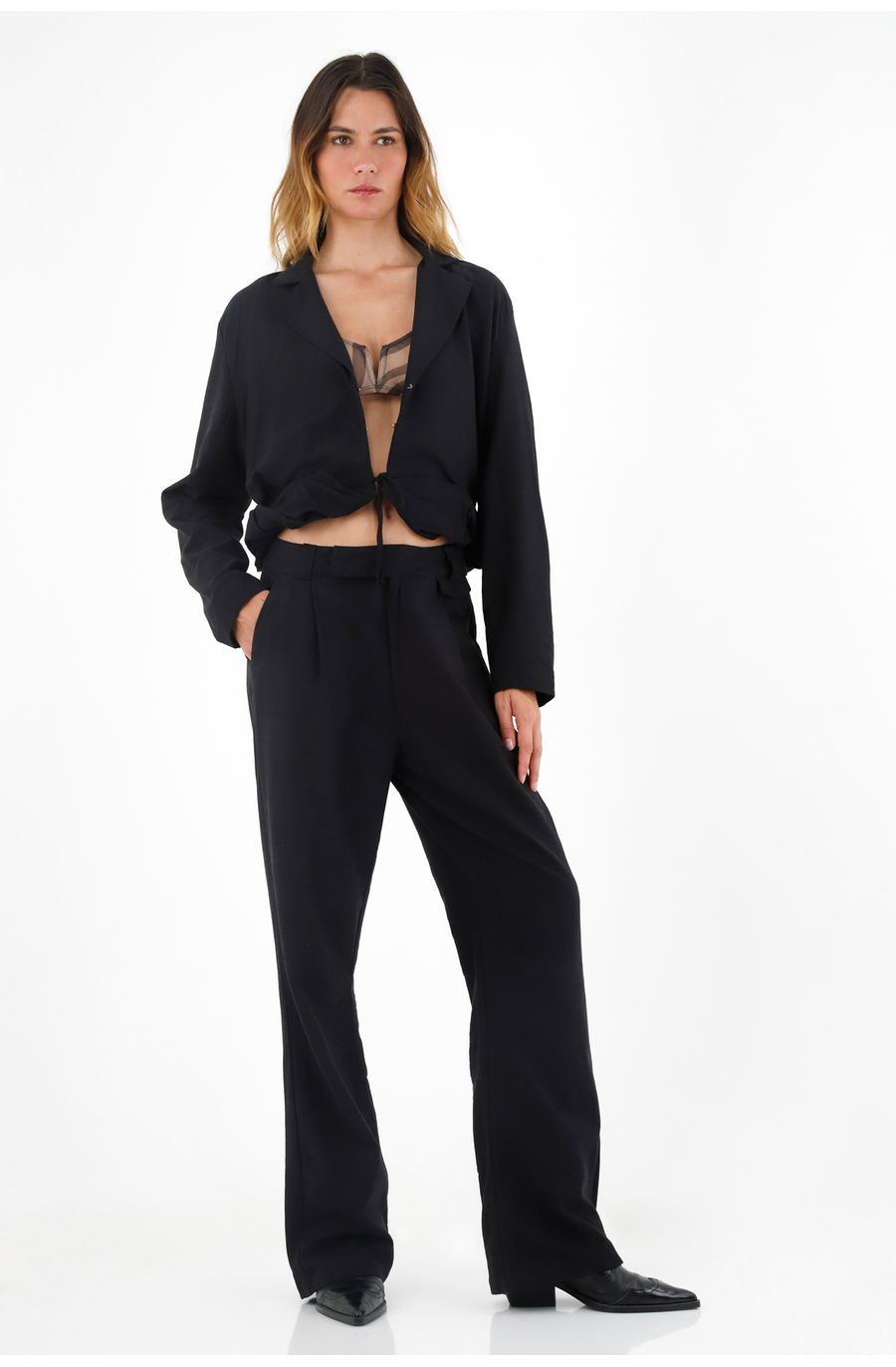 Chaqueta con sesgo en ruedo negra para mujer