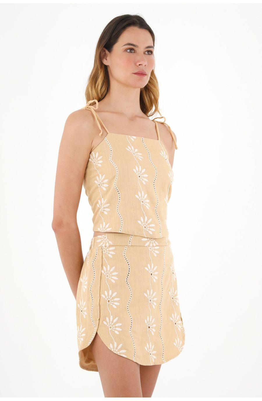 Falda café con detalles bordados para mujer