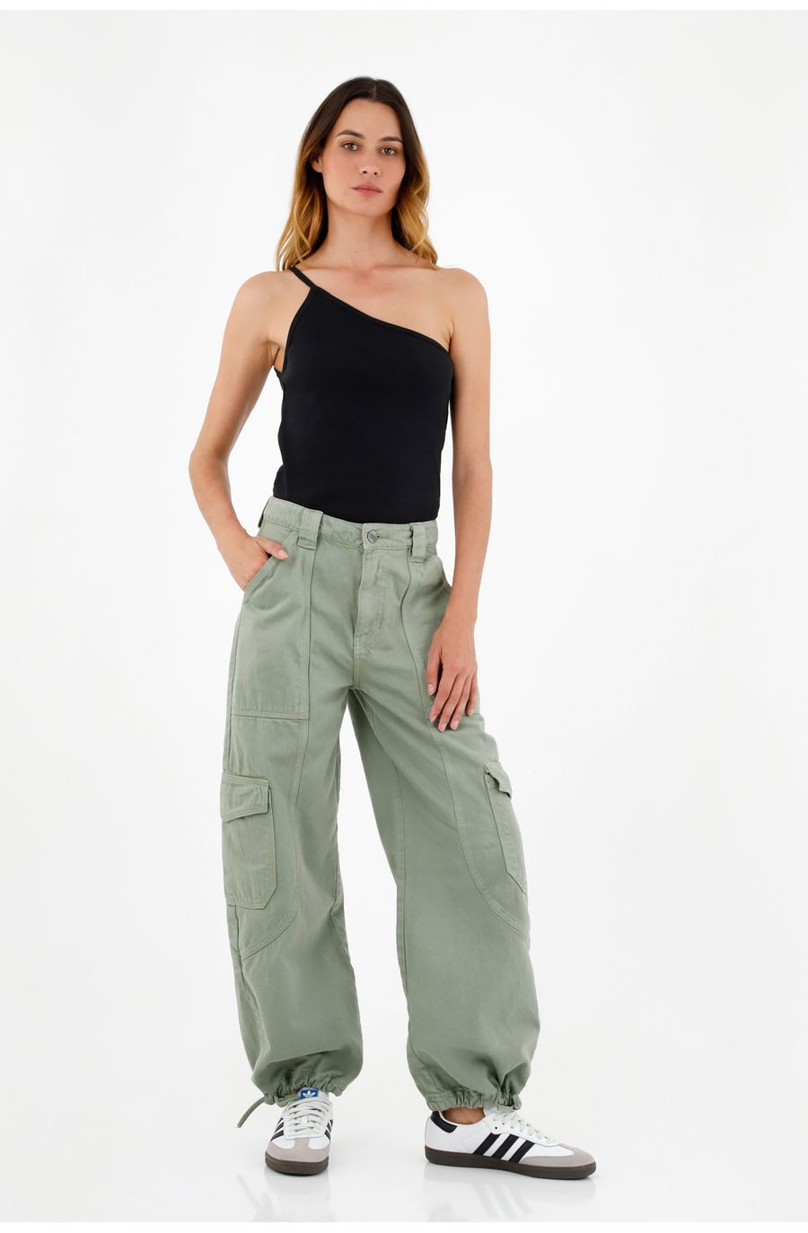 Pantalón verde tipo cargo para mujer