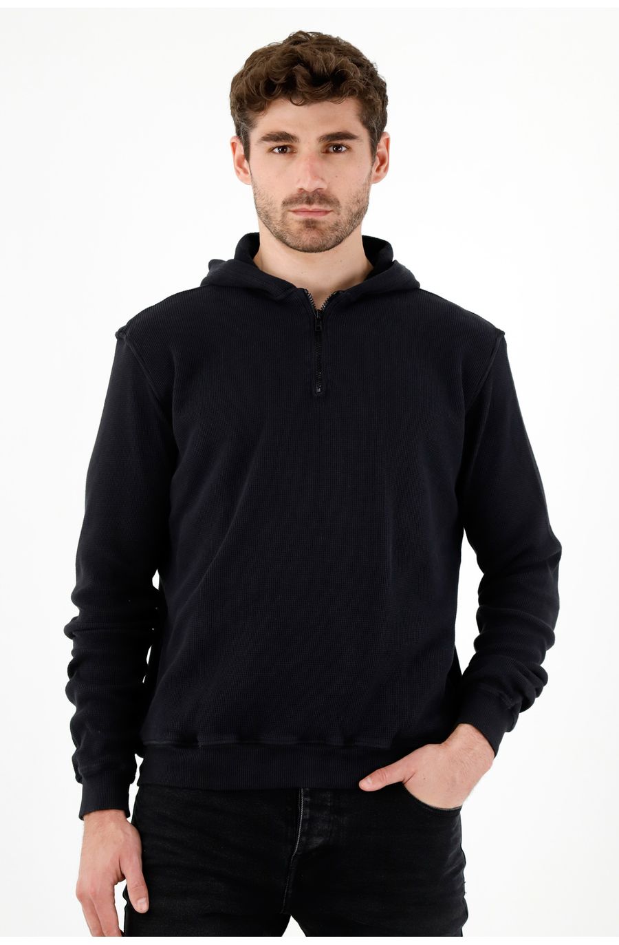 Buzo tipo hoodie negro para hombre