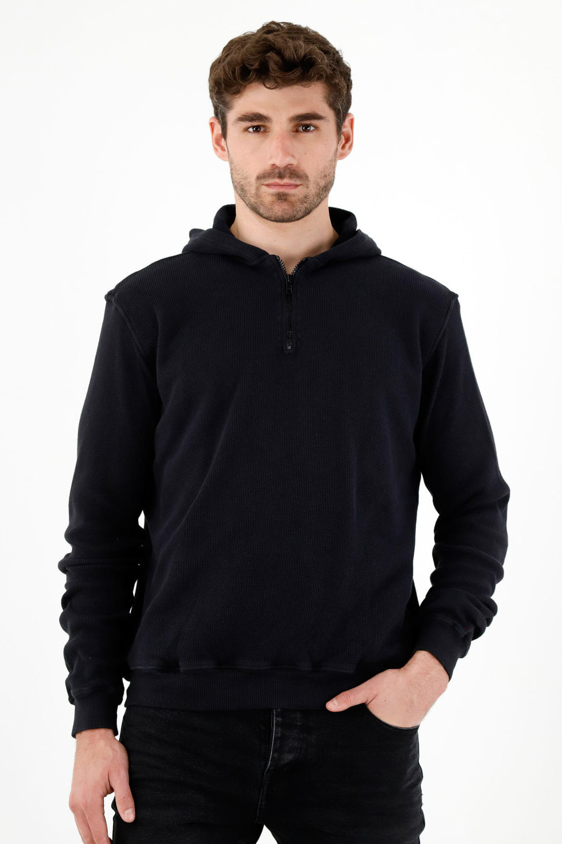 Buzo tipo hoodie negro para hombre