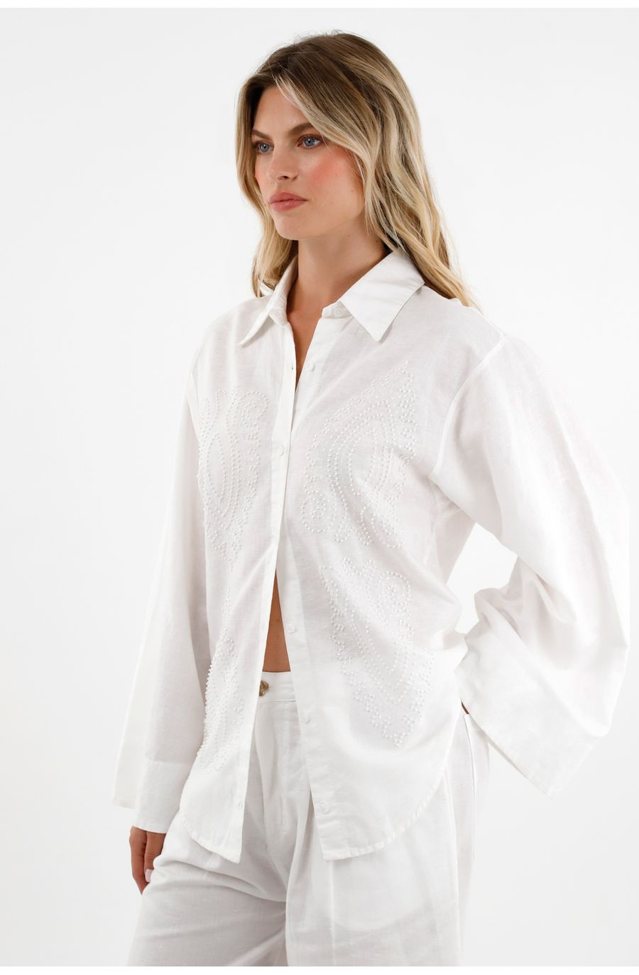 Camisa blanca con apliques bordados para mujer