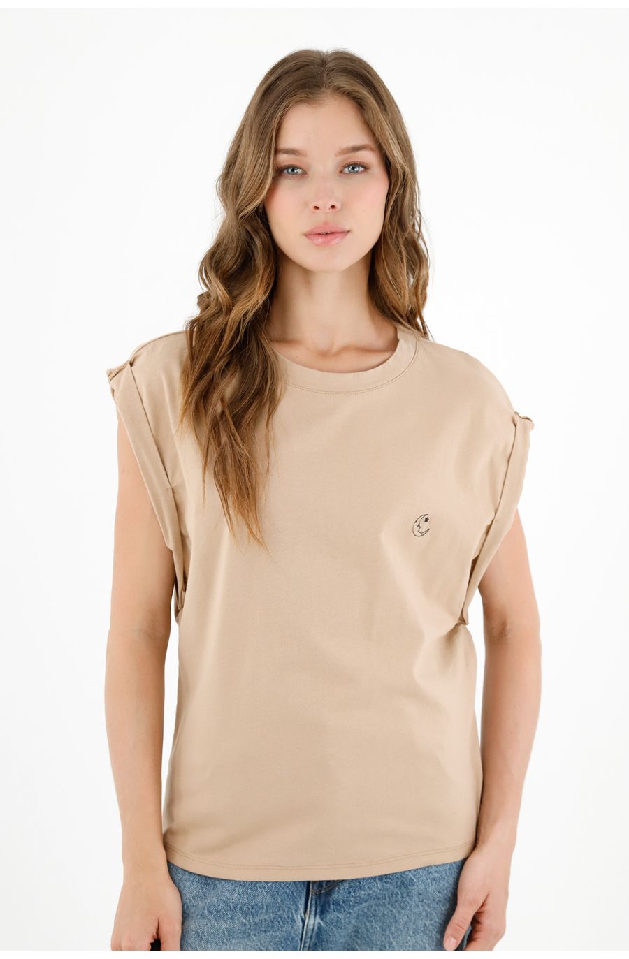 Camiseta café con diseño bordado para mujer