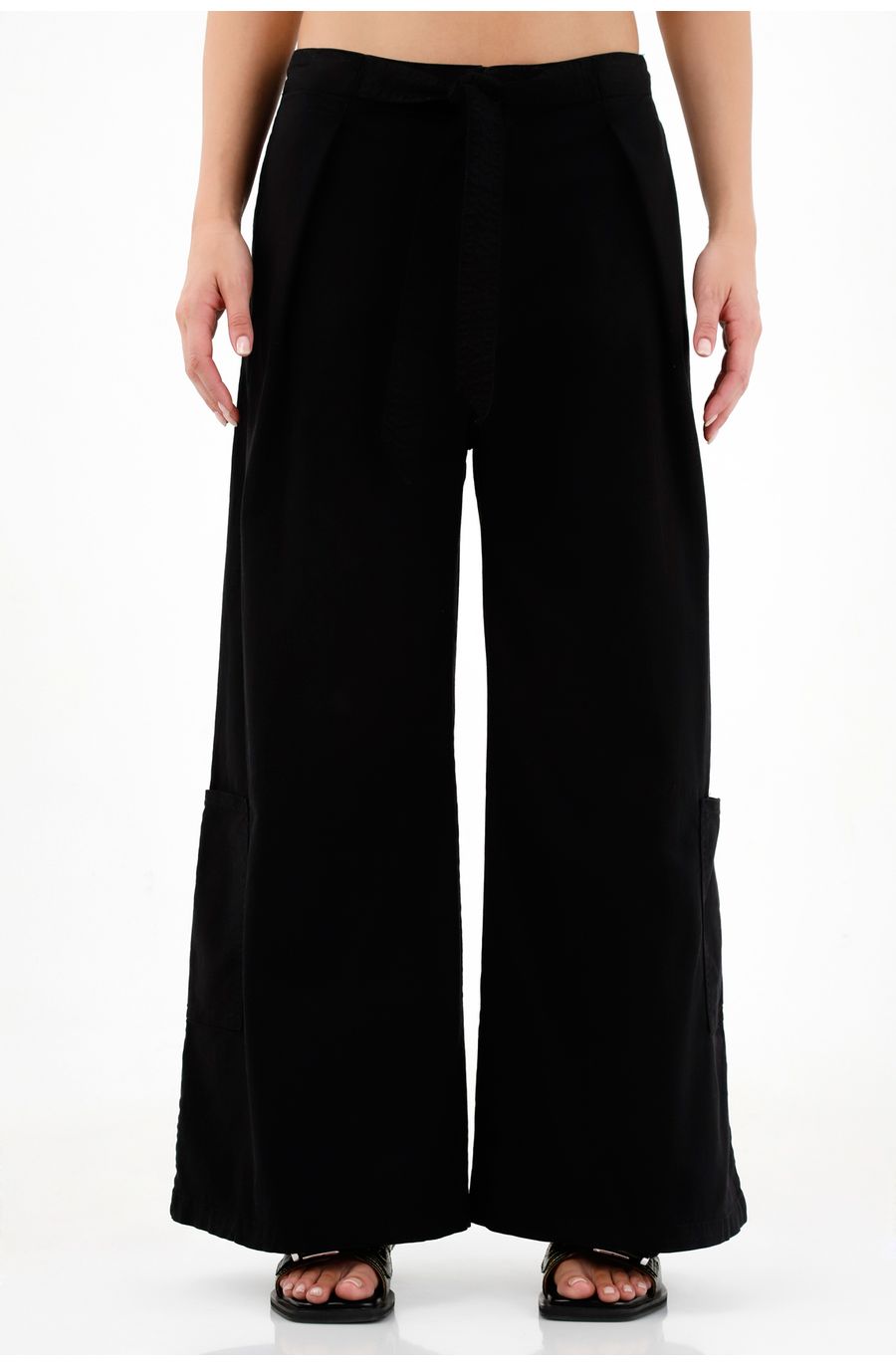 Pantalón negro tipo cargo para mujer