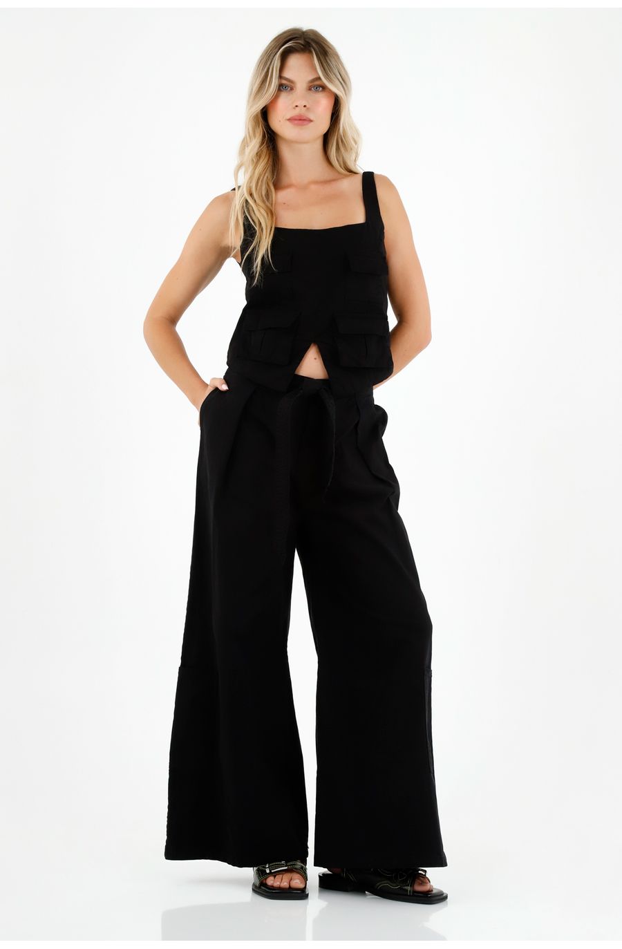 Camisa negra con bolsillos cargo para mujer