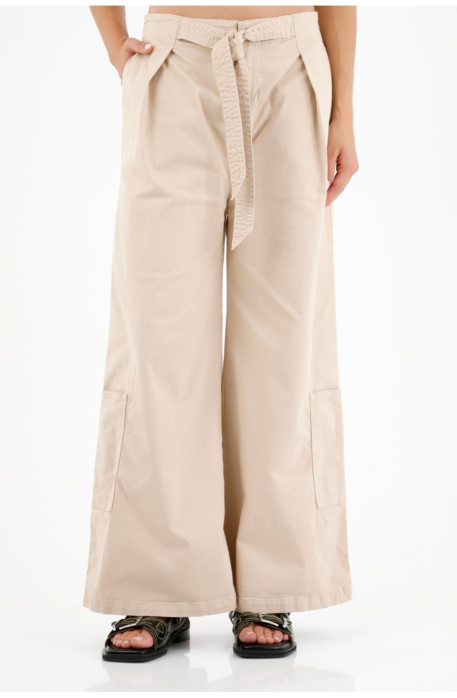 Pantalón café tipo cargo para mujer