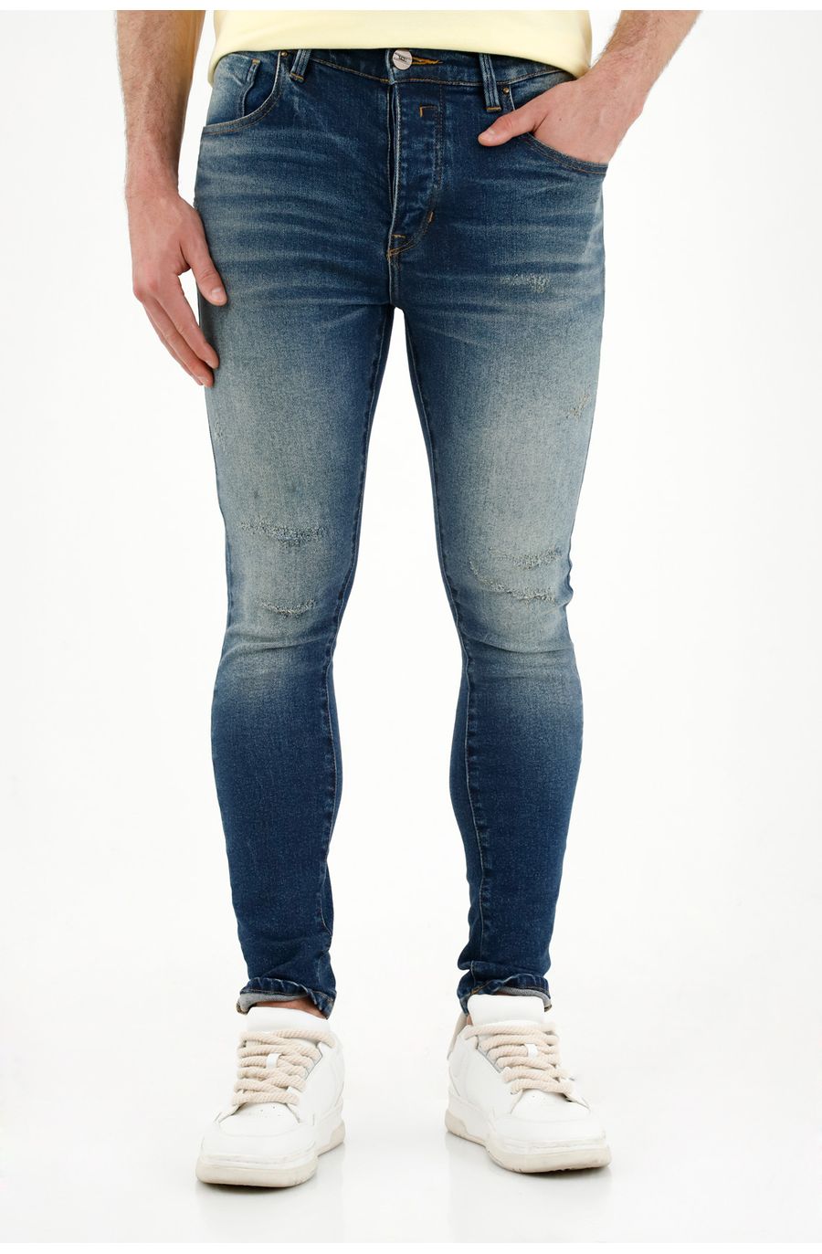 Jean azul con desgastes localizados para hombre