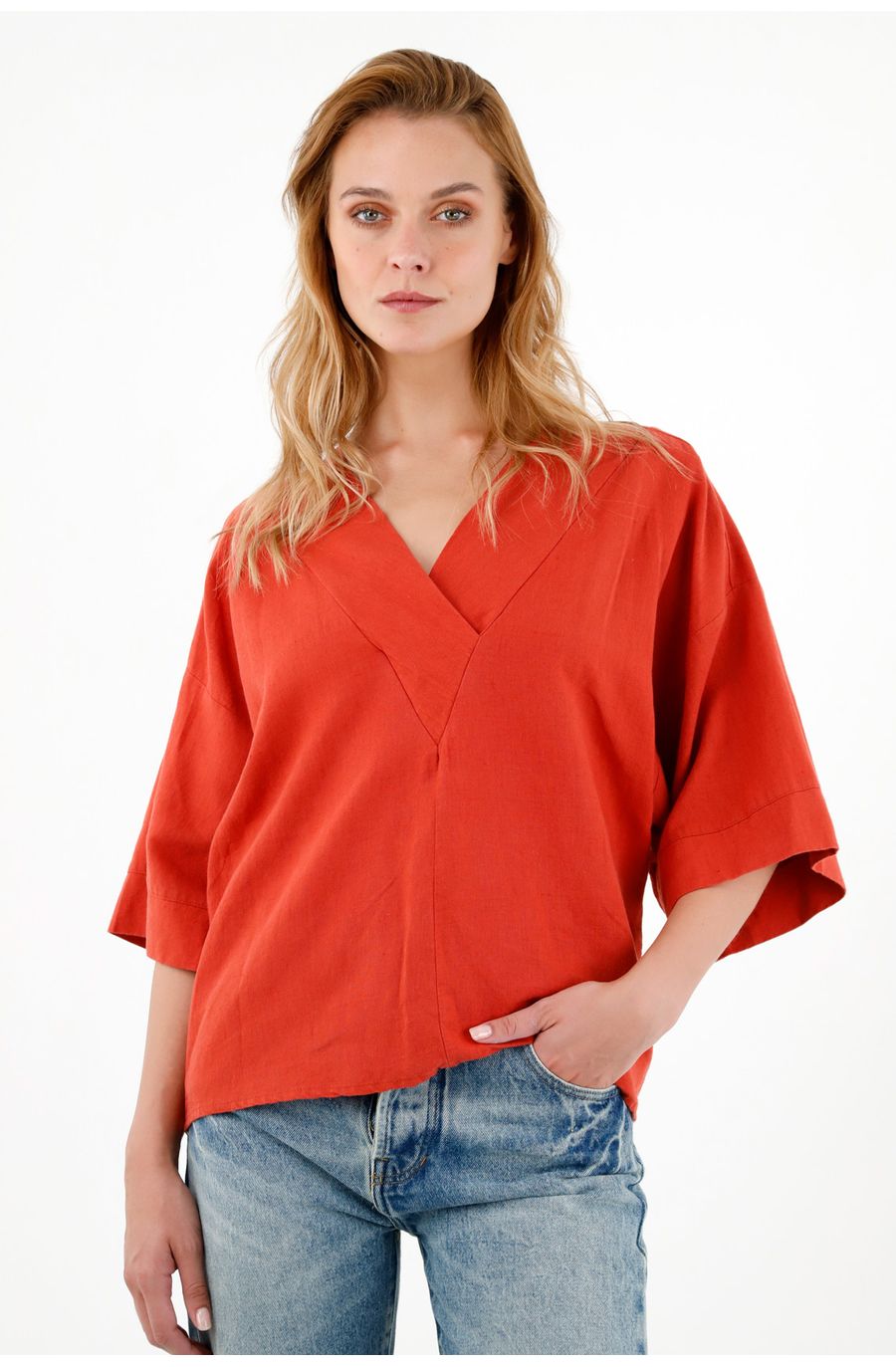 Camisa roja con escote en V para mujer