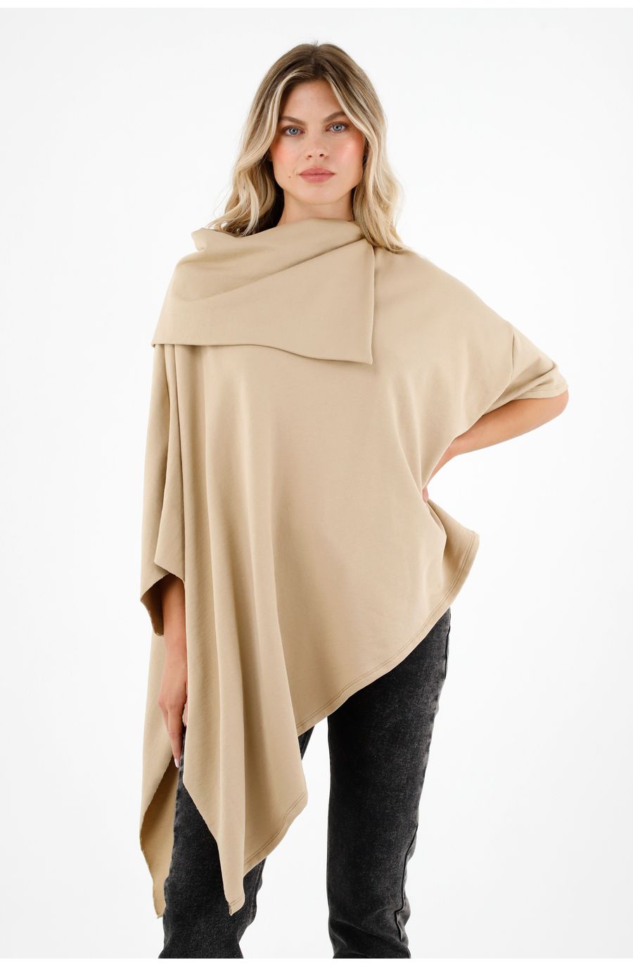 Buzo café de manga asimétrica para mujer