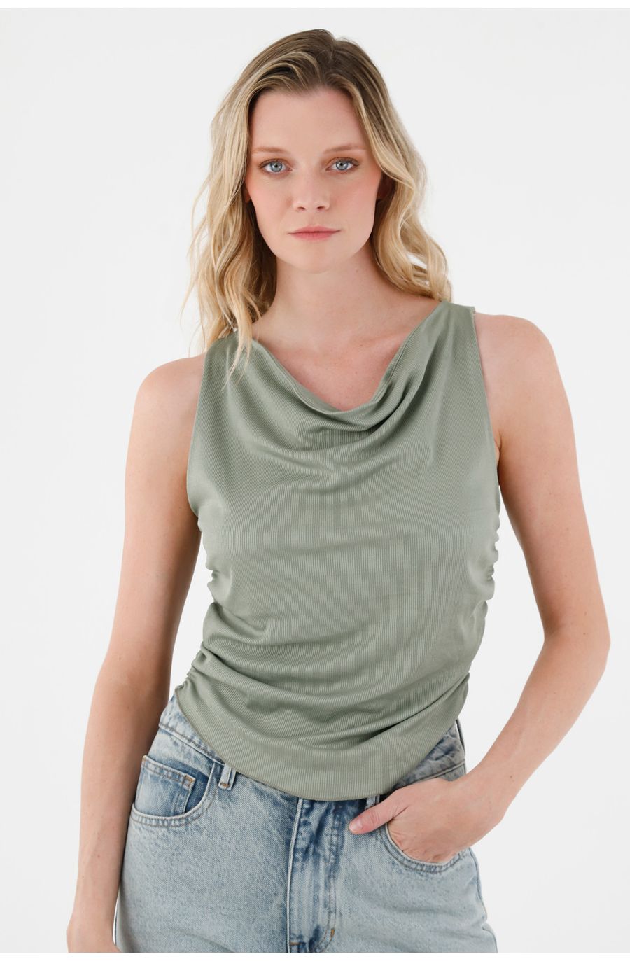 Camiseta verde con recogido en costados para mujer