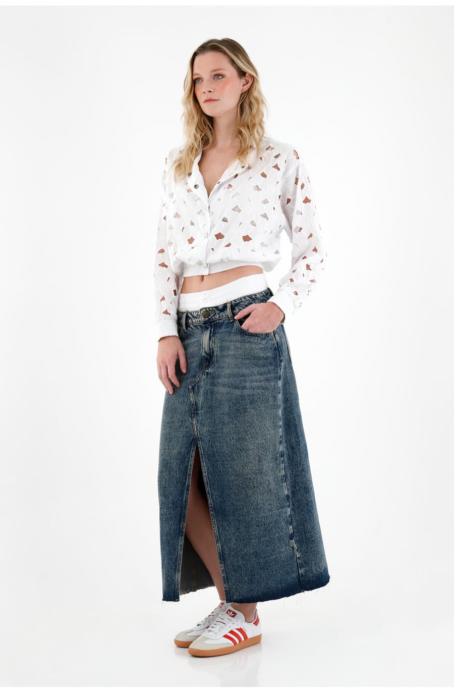 Abrigo blanco de tela bordada para mujer