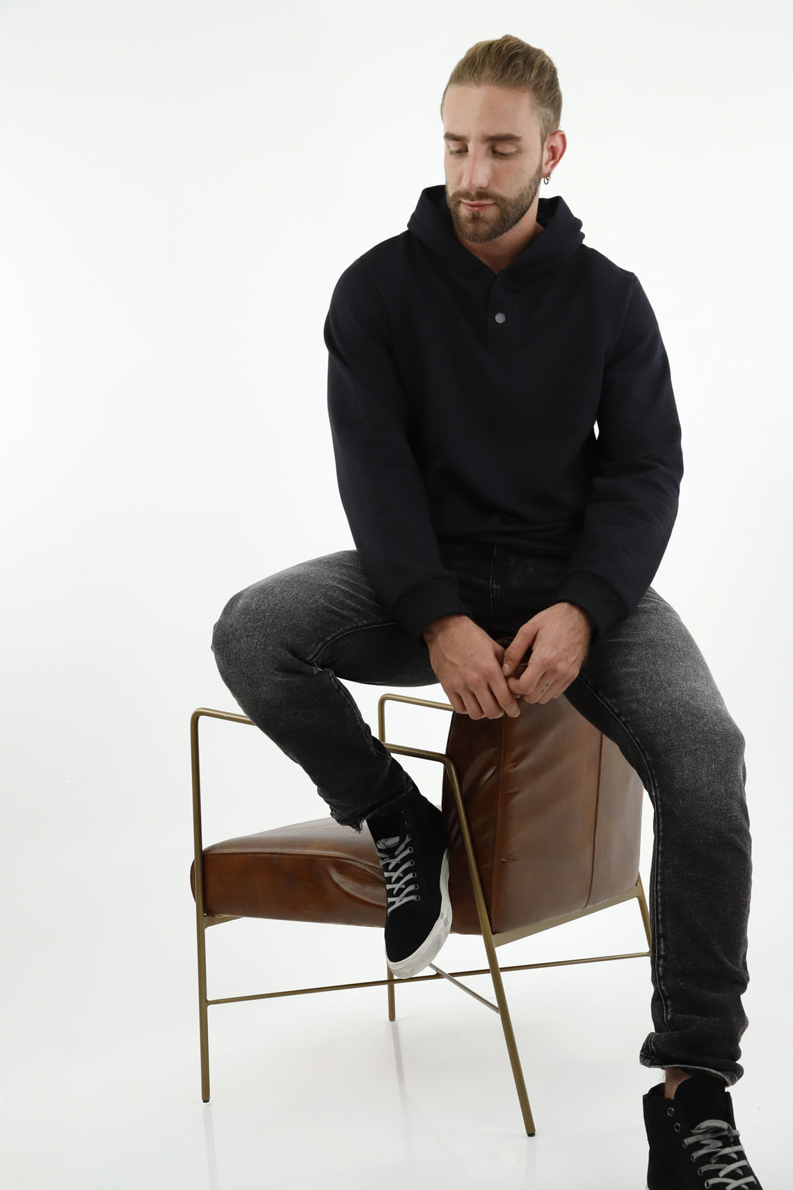 Buzo tipo hoodie negro para hombre