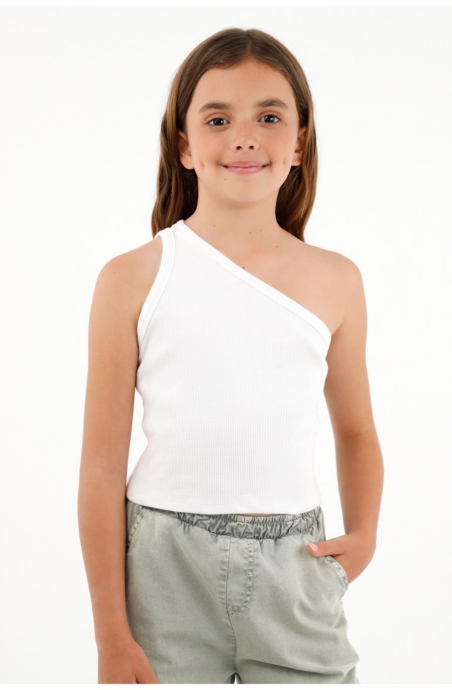 Camiseta blanca de un solo hombro para niña