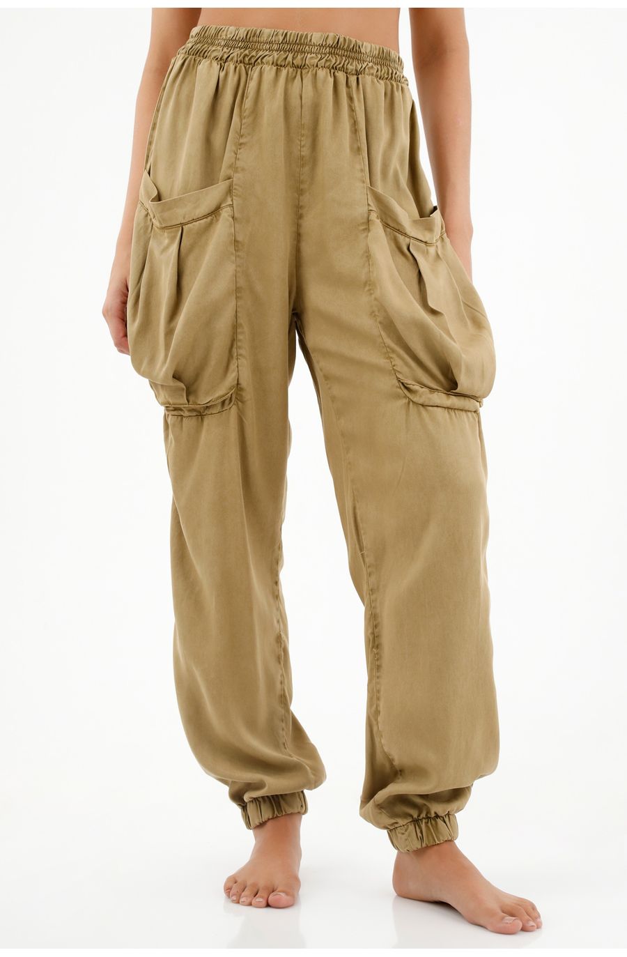 Pantalón con pretina y bota enresortada verde para mujer