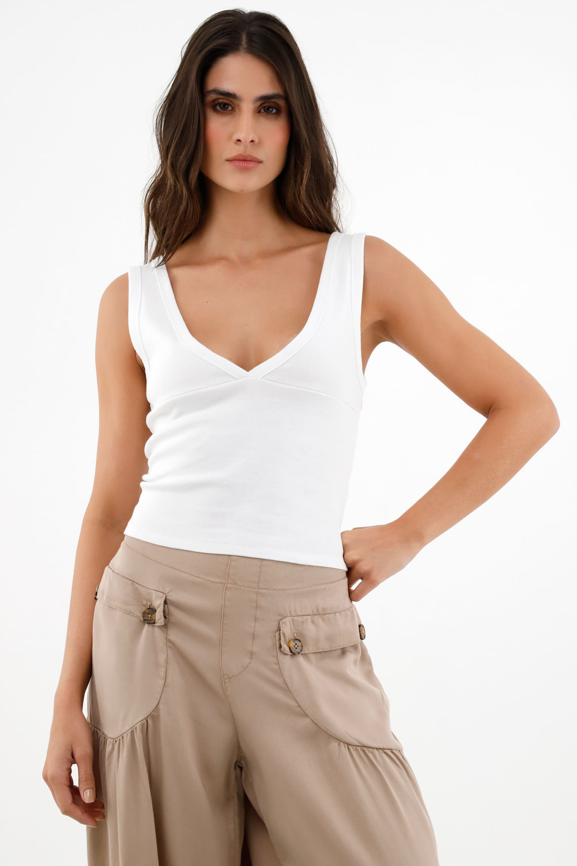 Camiseta con escote en V blanca para mujer