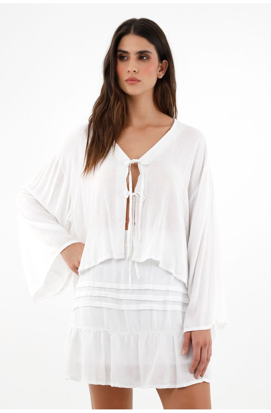 Camisa blanca con diseño anudable en frente para mujer