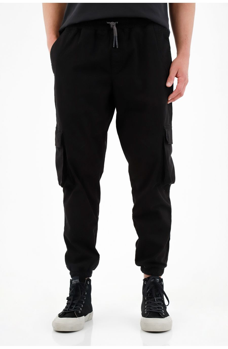 Pantalón negro tipo jogger para hombre