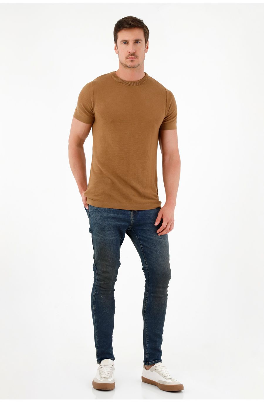 Camiseta café tejida para hombre