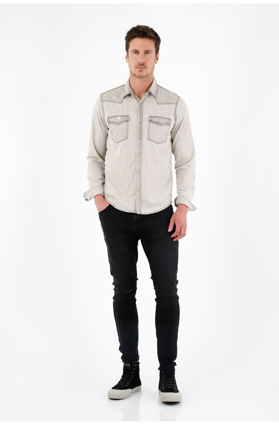 Camisa gris con bolsillos en frente para hombre