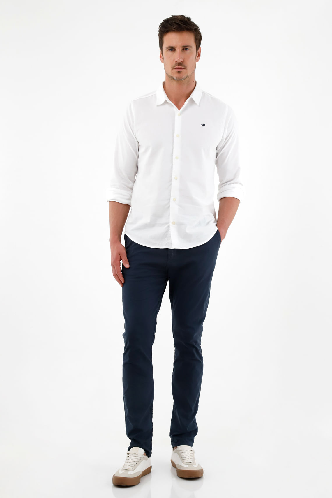 Pantalon azul camisa blanca hombre deals