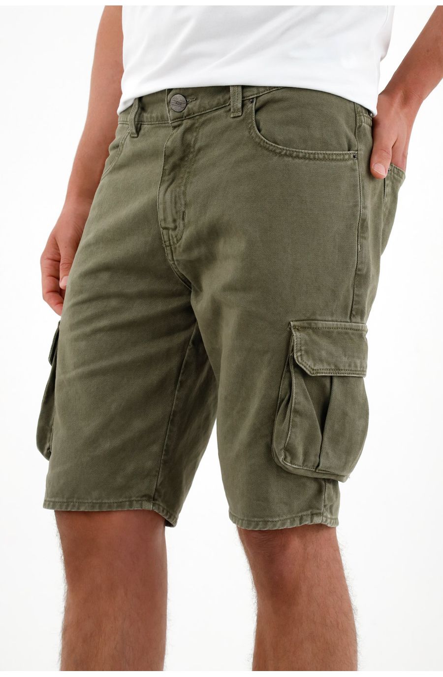 Bermuda estilo cargo verde para hombre