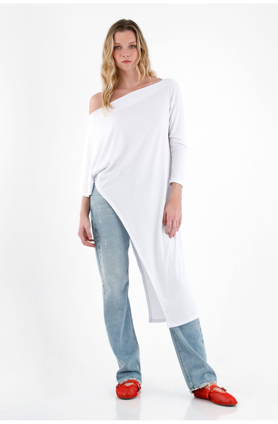 Camiseta de largo asimétrico blanca para mujer