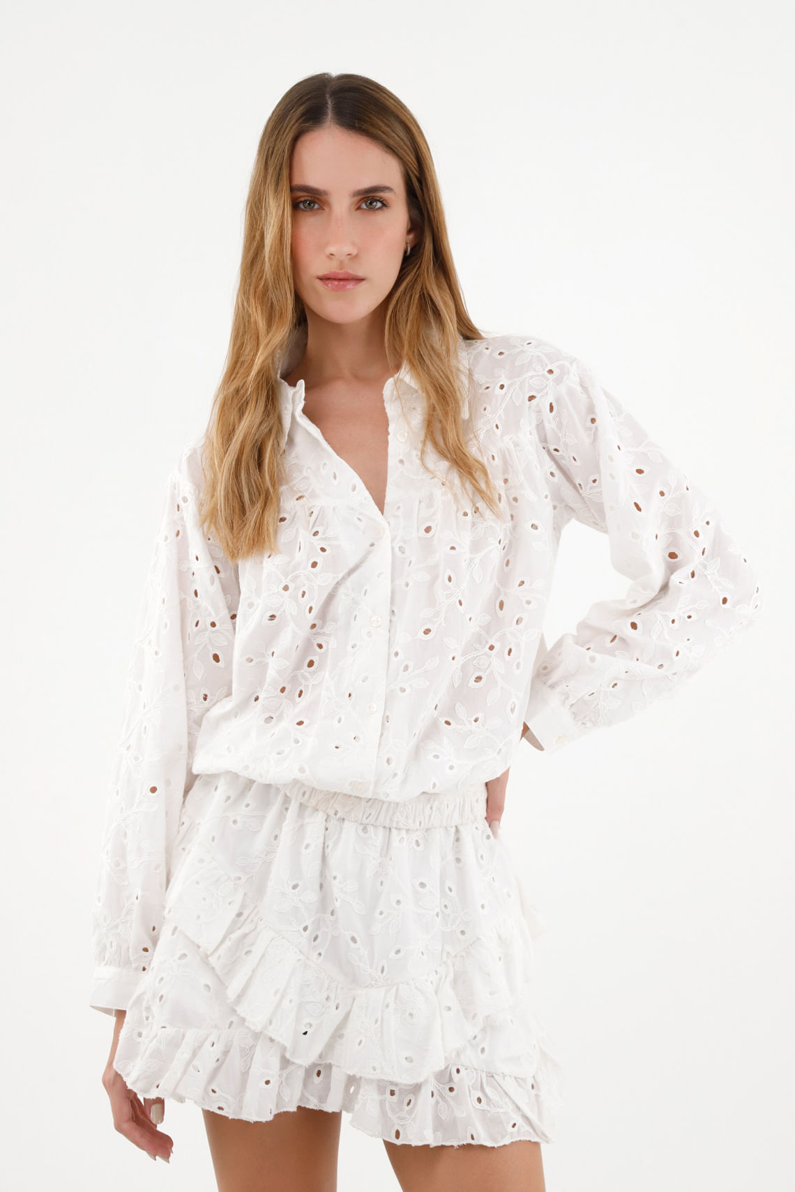 Camisa blanca en ojalillo para mujer