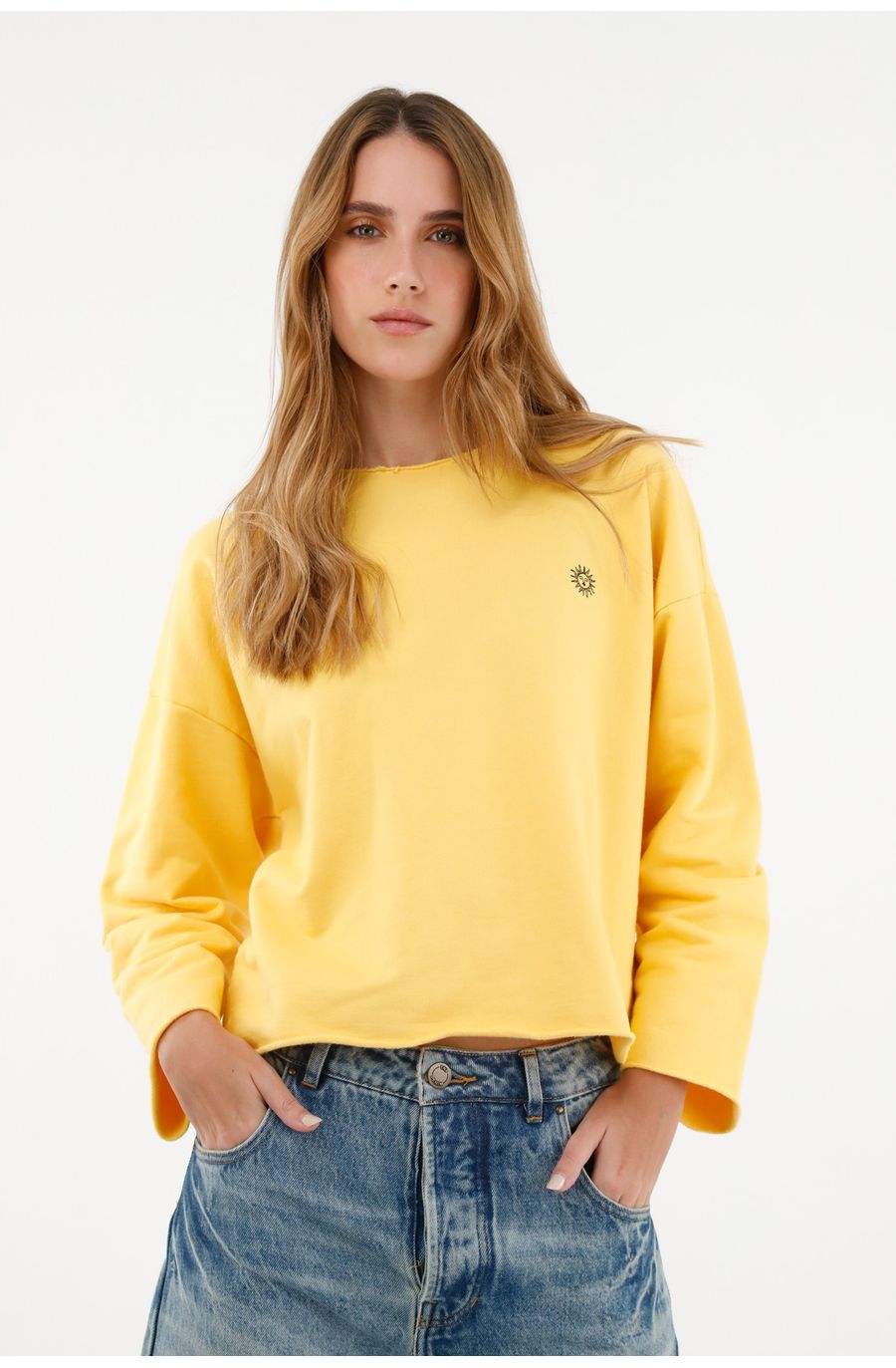Buzo oversize con mini bordado amarillo para mujer