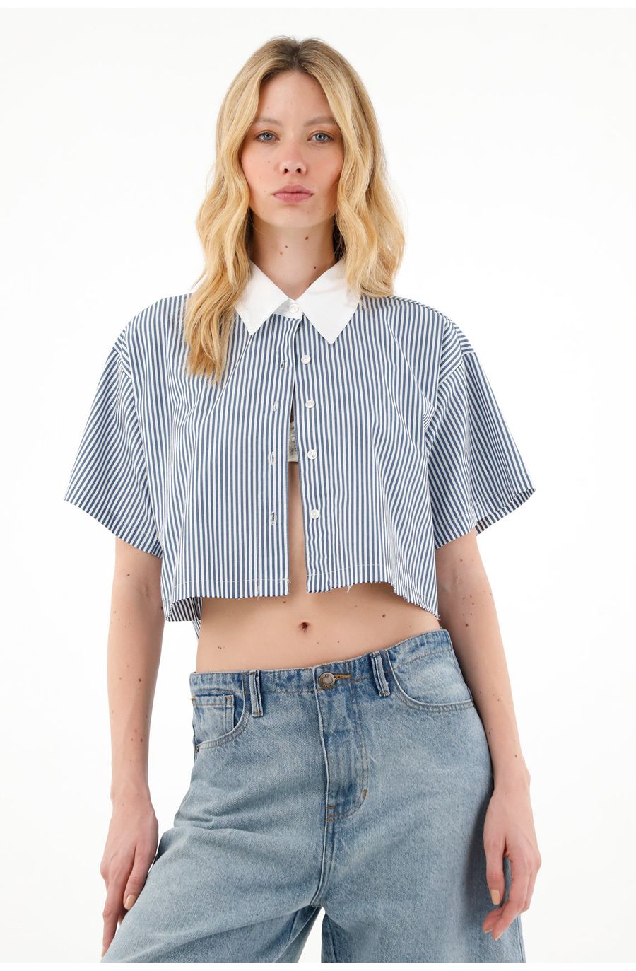 Camisa crop con estampado a rayas para mujer