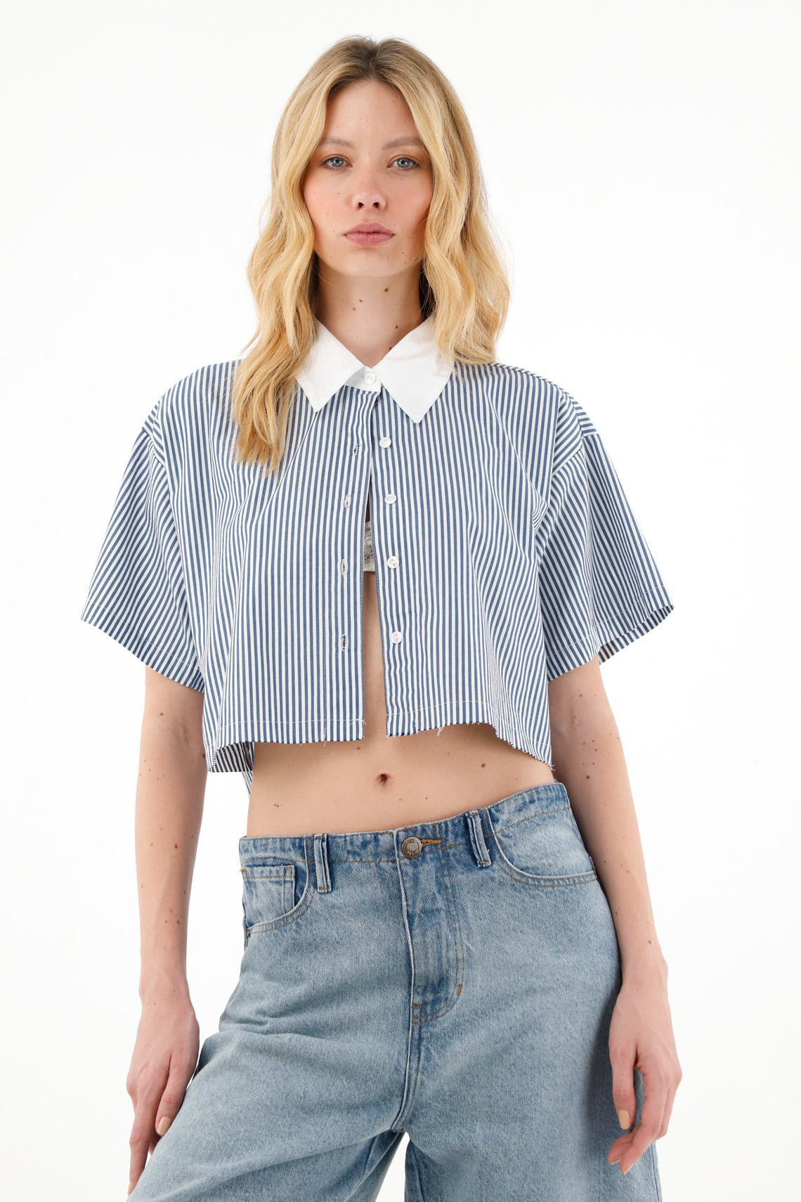 Camisa crop con estampado a rayas para mujer