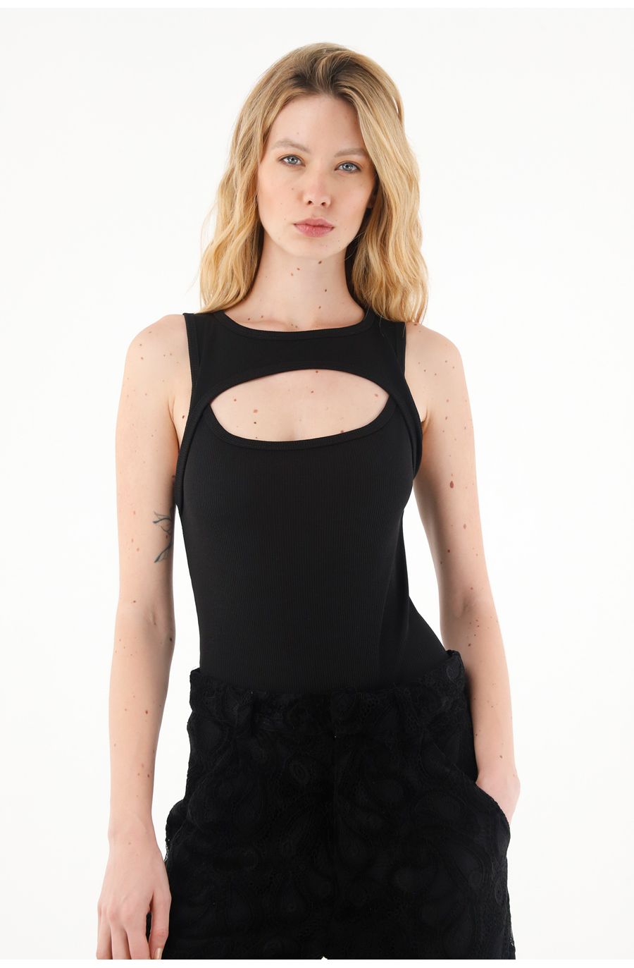 Body negro con escote abierto para mujer