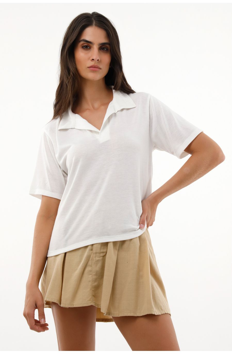 Camiseta blanca tipo polo para mujer