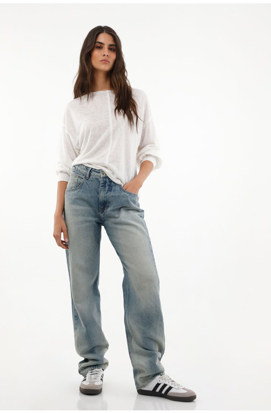 Camiseta blanca con escote tipo bandeja oversize para mujer