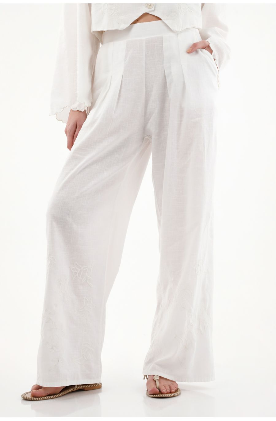 Pantalón clásico con bordado en ruedo crudo para mujer