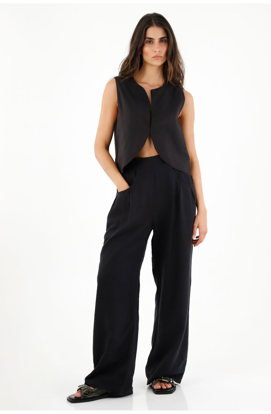 Camisa negra cuello redondo con ruedo asimétrico para mujer