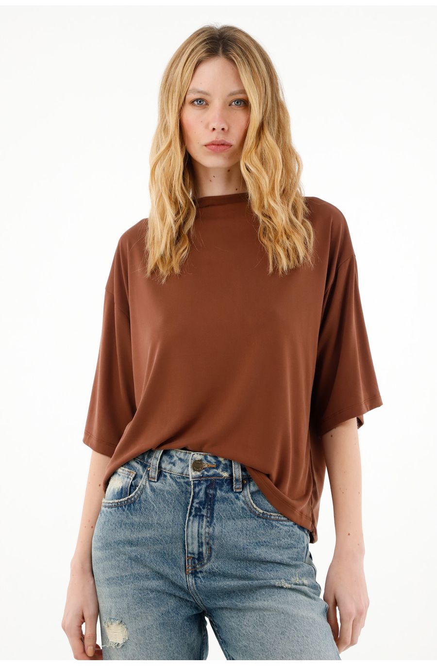 Camiseta oversize de cuello alto café para mujer
