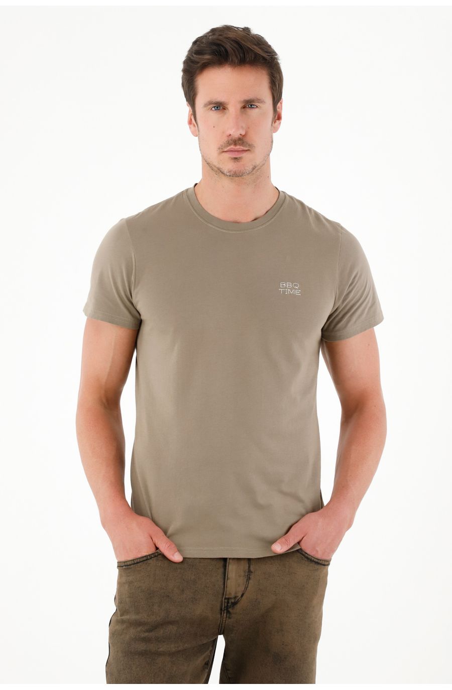 Camiseta café con mini bordado para hombre