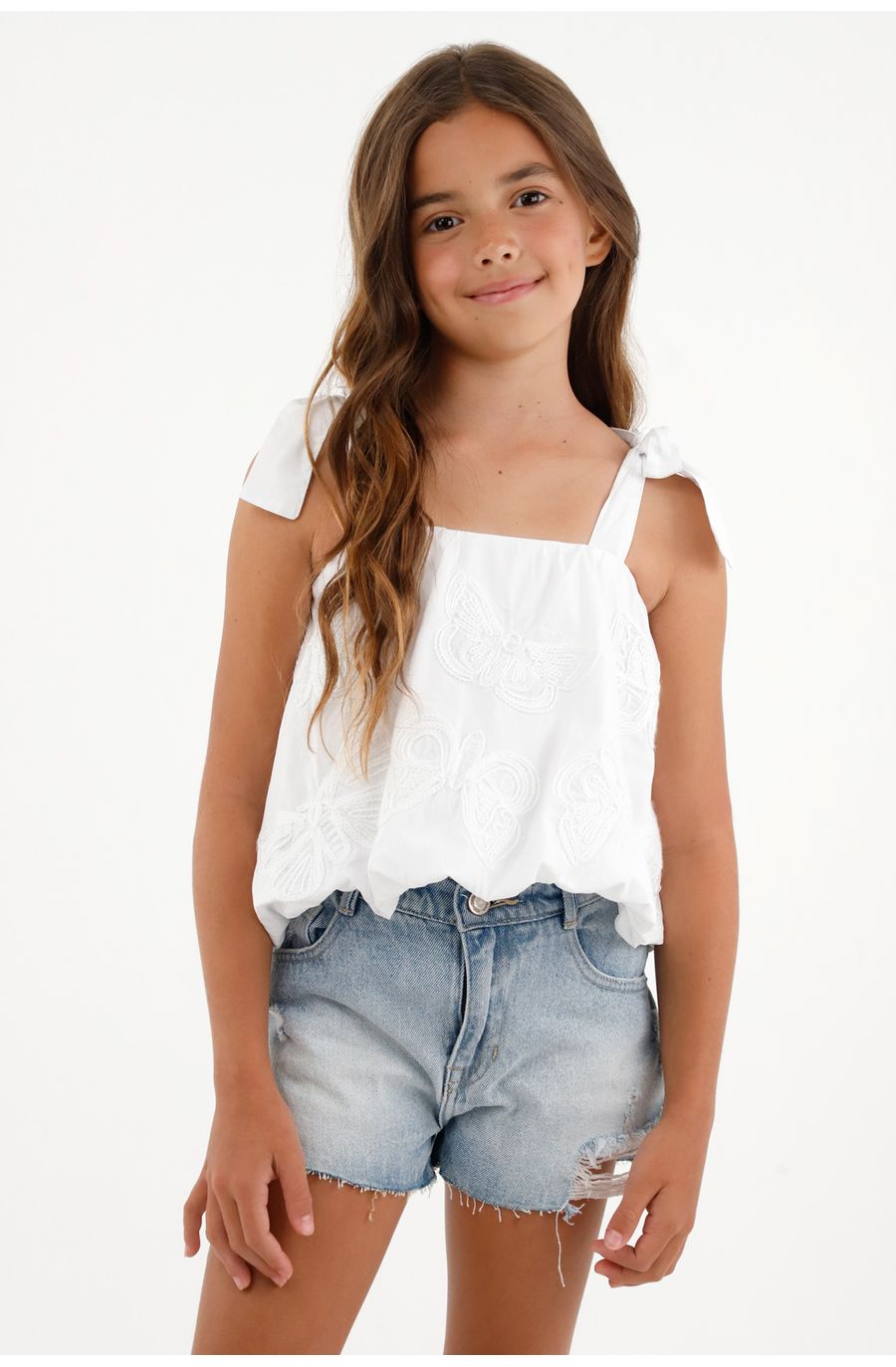 Camisa blanca con bordado para niña
