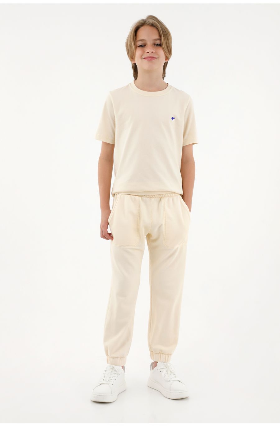 Pantalón crudo tipo jogger para niño