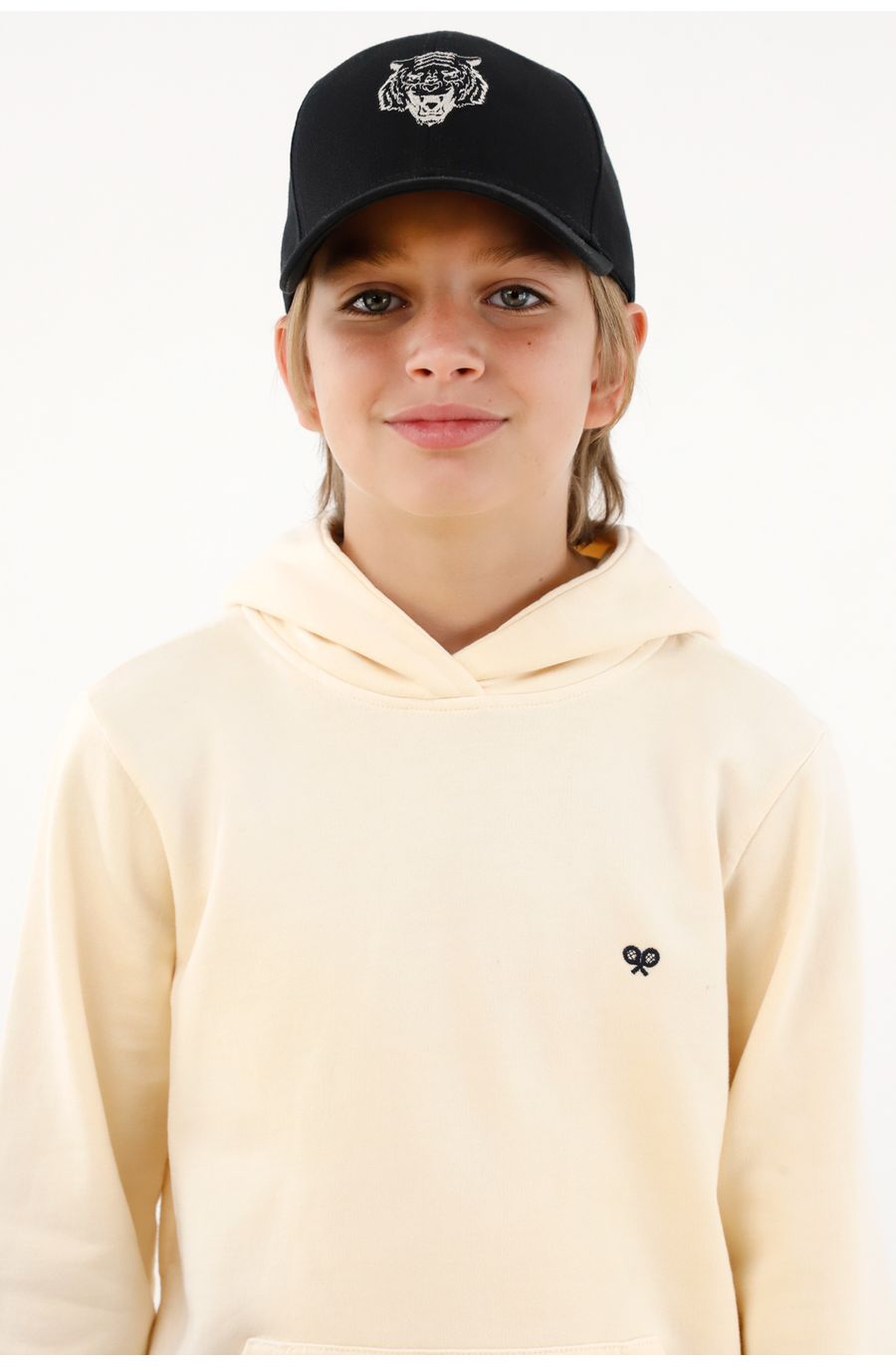 Gorra negra con bordado para niño