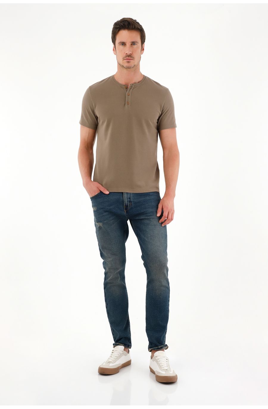 Camiseta regular fit manga corta café para hombre