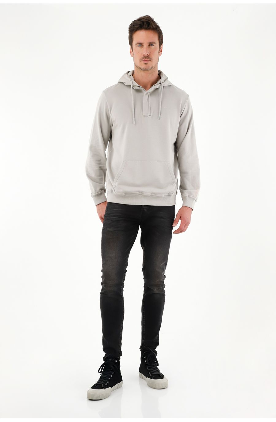 Buzo tipo hoodie con capucha gris para hombre