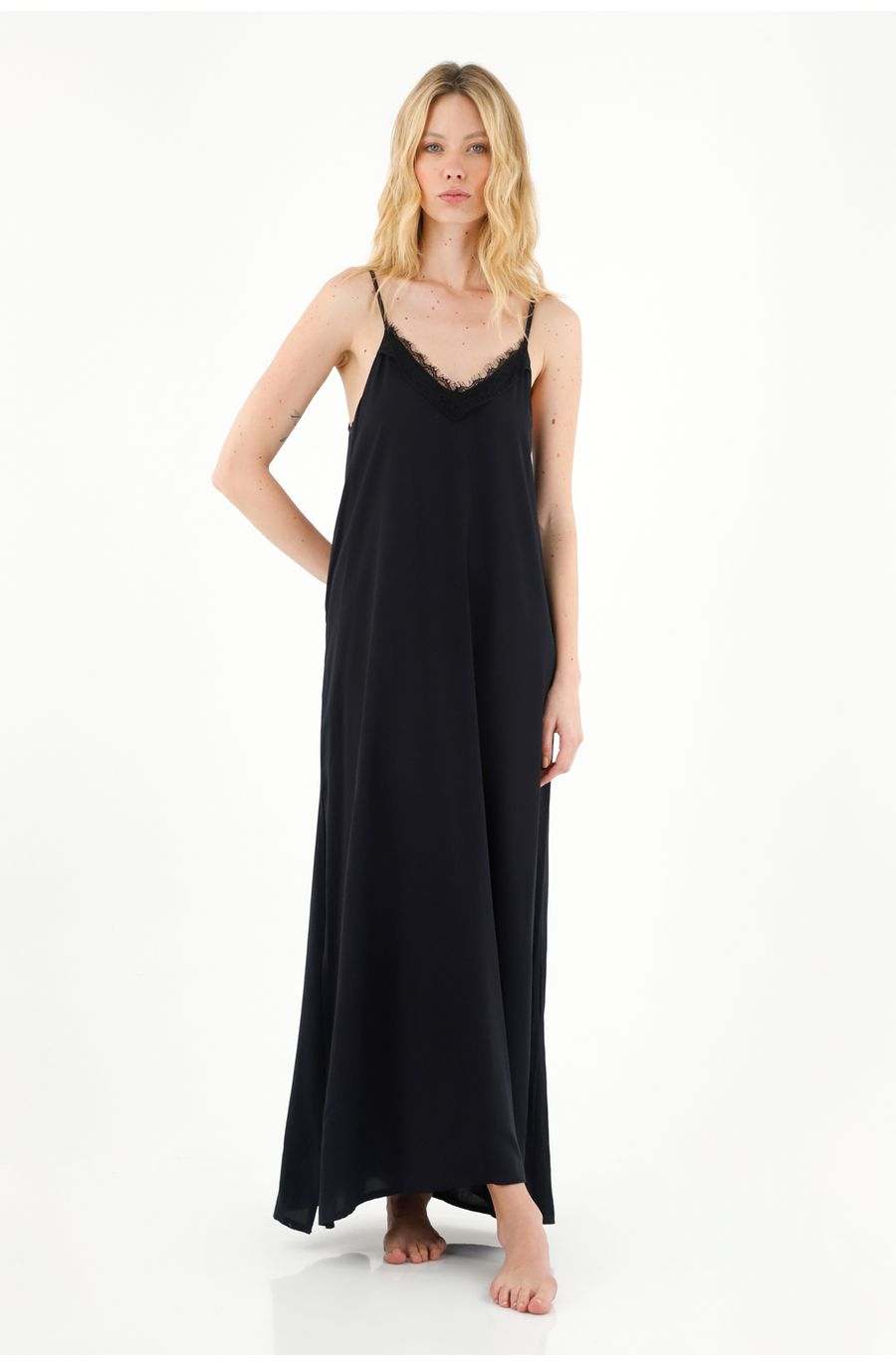 Vestido largo con abertura en costado negro para mujer