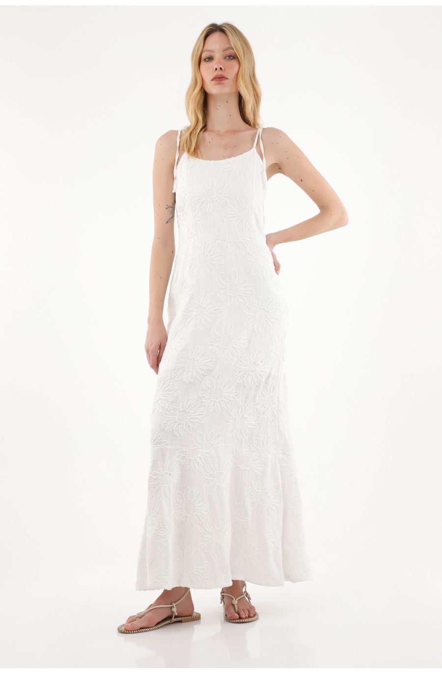 Vestido largo de tela bordada crudo para mujer