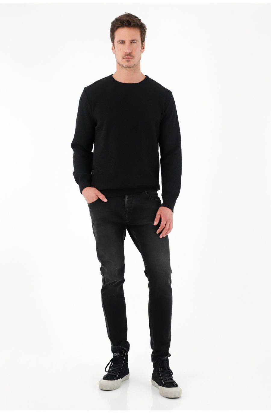 Buzo regular fit tejido negro para hombre