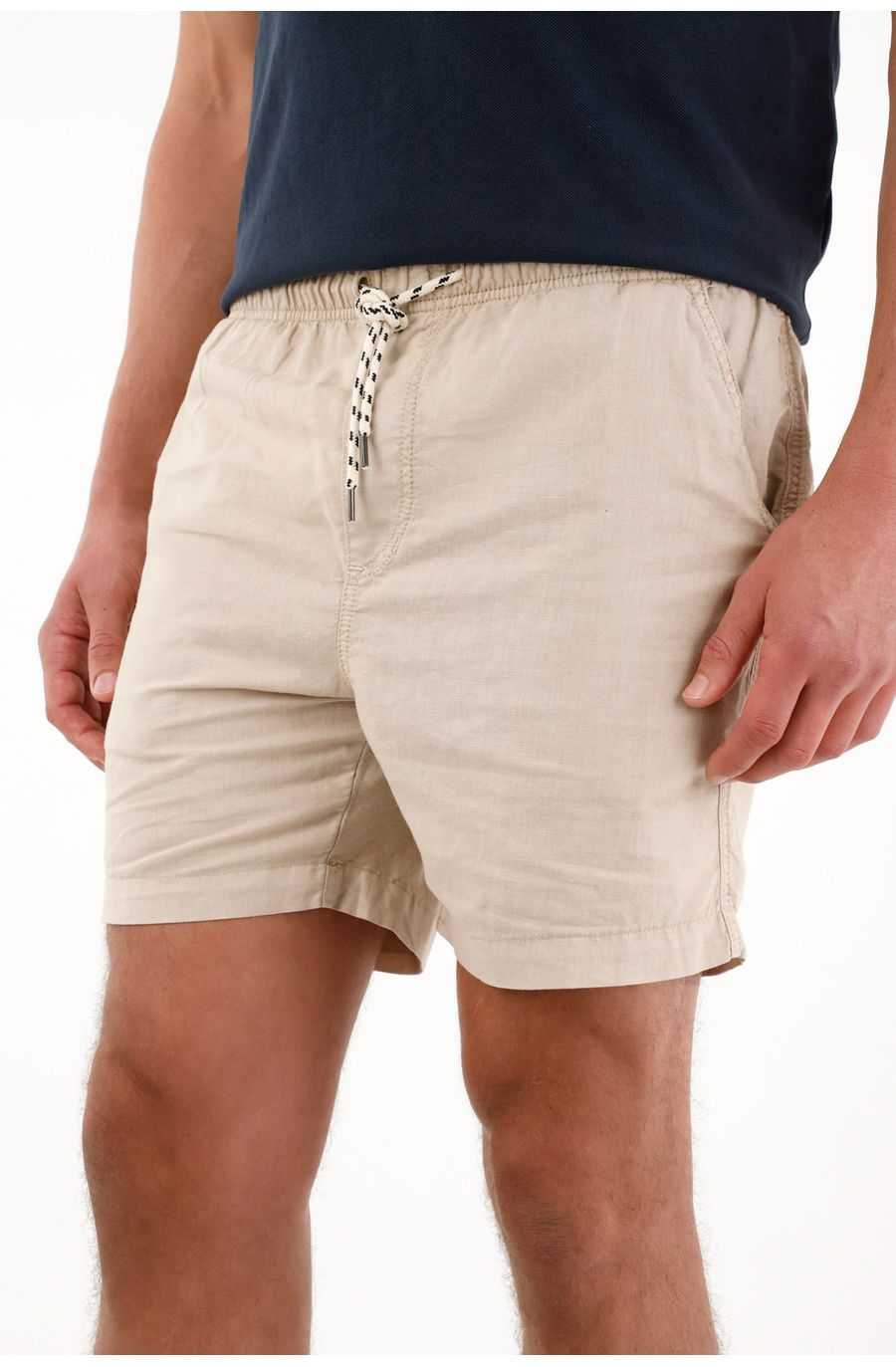 Bermuda regular fit con pretina elástica café para hombre