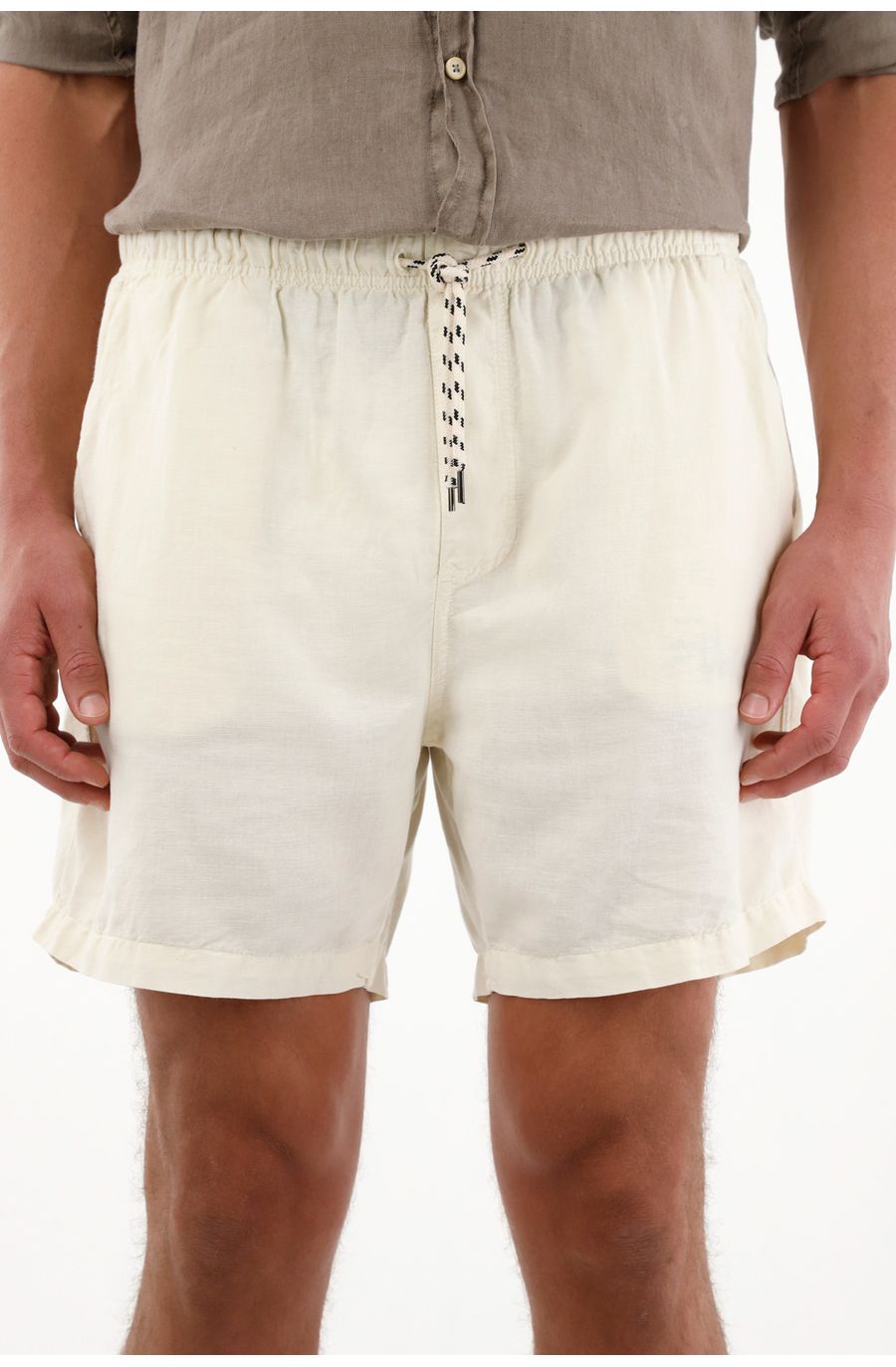 Bermuda regular fit con pretina elástica amarilla para hombre