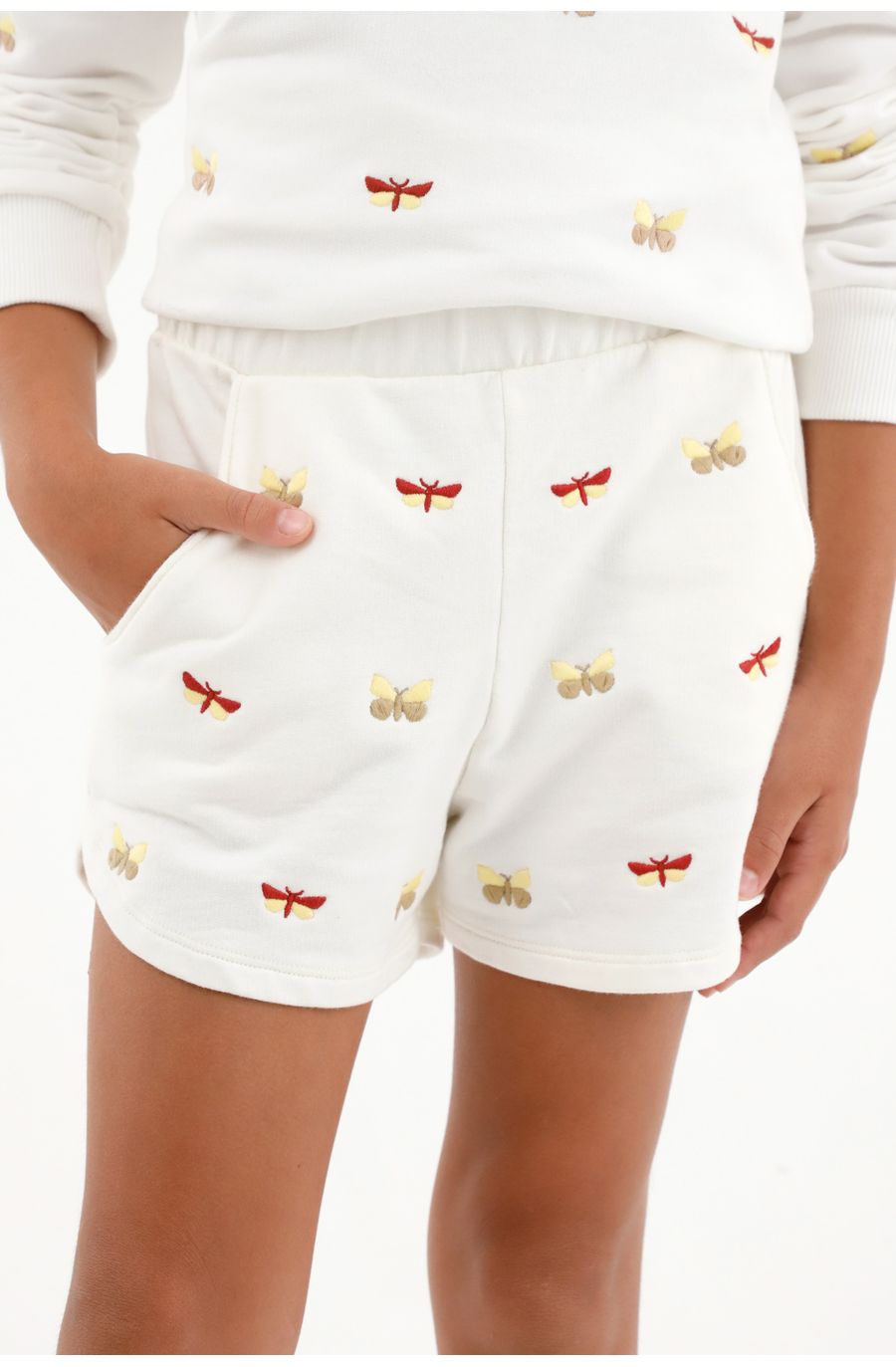 Bermuda crudo con bordado de mariposas para niña